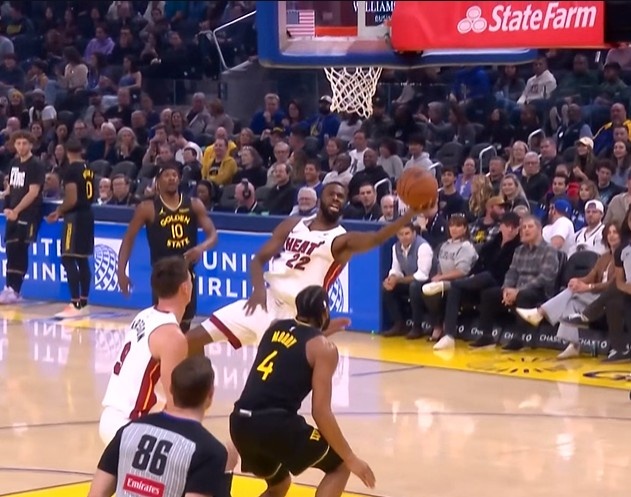 面对老东家得表现！维金斯反击欧洲步左手高难度挑篮2+1！