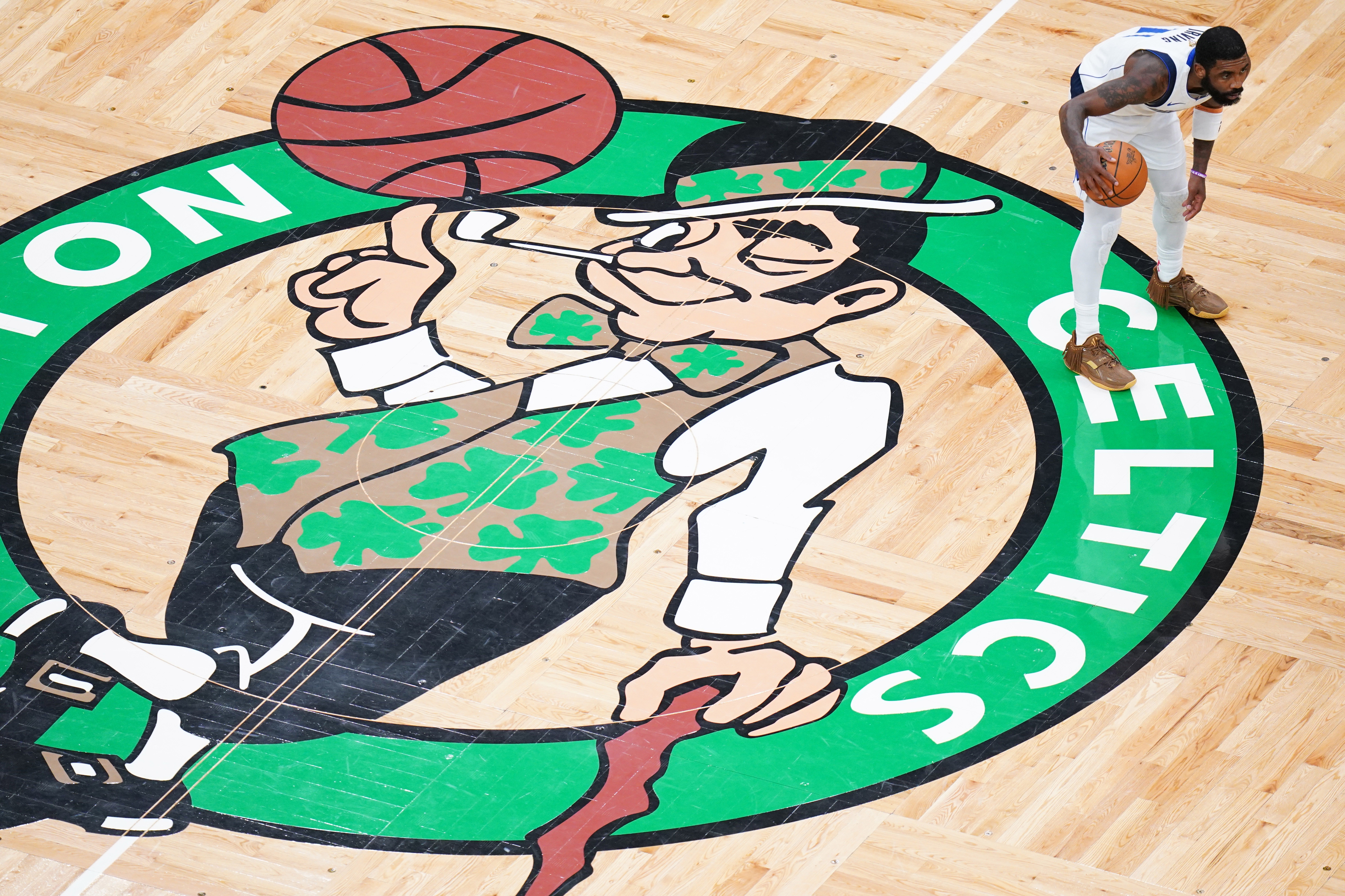 字母在主场被嘘？小莫：他肯定要走了 欧文就是被嘘才离开绿军的